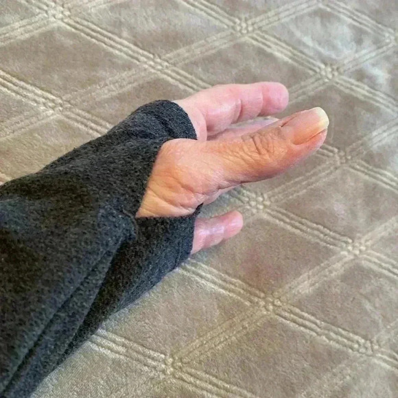 Avia Gray Activewear Long Sleeve Shirt in Size Large.  (12-14) - Picture 4 of 9